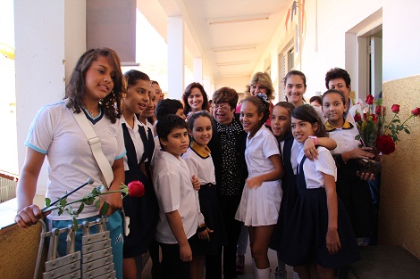 Alunos da EE Professor Antônio Dias Maciel fazem homenagem à secretária Ana Lúcia Gazzola. Foto: Hudson Menezes ACS SEE