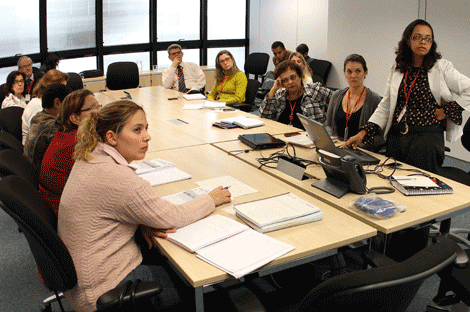Durante a reunião, equipe do Governo de Minas apresentou informações sobre o cronograma do concurso público para a Educação. Crédito: Gil Leonardi/SECOM