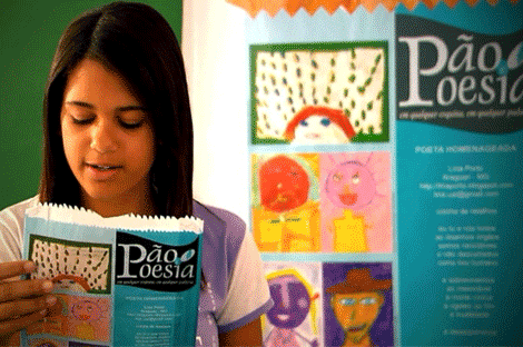 Projeto Pão e Poesia leva escritos dos alunos para embalagens de pão. Foto: Divulgação
