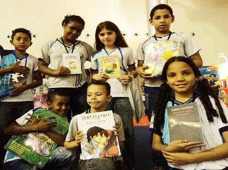Alunos da Escola Antenor Pessoa mostram os títulos que buscaram. Autores que nunca saem de moda, como Shakespeare, estavam na lista. Foto: Bárbara Camargo