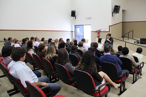 Diretores das 34 escolas estaduais da jurisdição da SRE de patrocínio se reuniram com a secretária de Educação, AnaLúcia Gazzola. Foto: Hudson Menezes ACS SEE