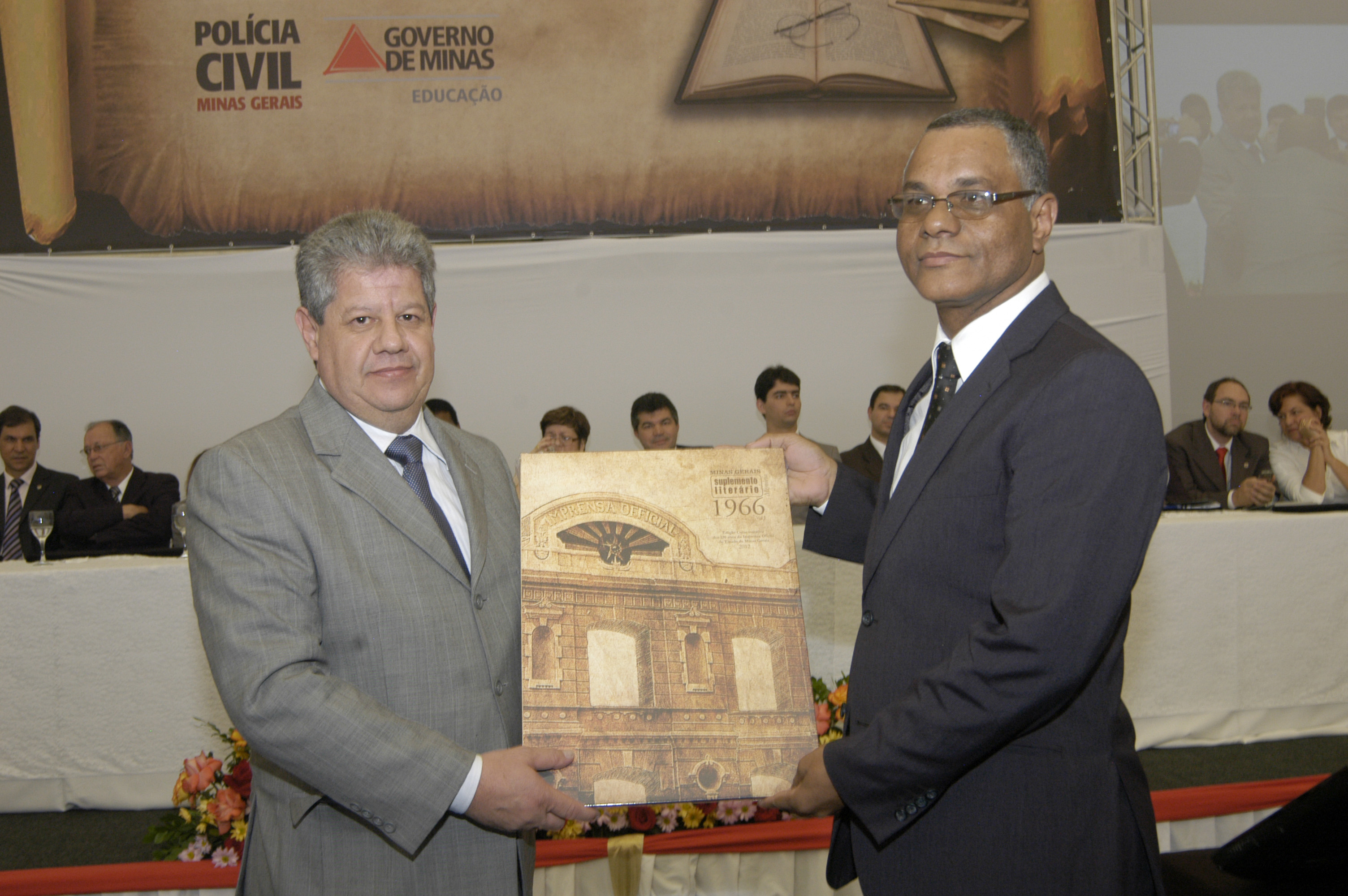 Imprensa oficial presentou a escola com um livro do órgão. Foto: Marco Evangelista Secom / MG
