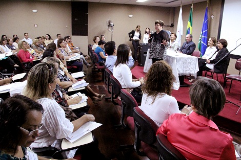 Em mesma agenda, secretária Ana Lúcia Gazzola se reuniu com diretores de escolas da Superintendência de Uberlândia. Foto: Amanda Lelis
