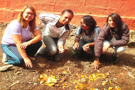 Na Escola Estadual Pacífico Vieira, em Conselheiro Lafaiete , estudantes utilizam restos de alimentos para a produção de adubo orgânico. Foto: Arquivo da Escola