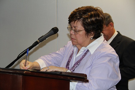 A secretária de estado de Educação, Ana Lúcia Gazzola, no ato da assinatura da Resolução Conjunta de criação da Comissão de Interinstitucional de Enfrentamento à Violência Contra a Mulher. Foto: Bárbara Camargo ACS/SEE