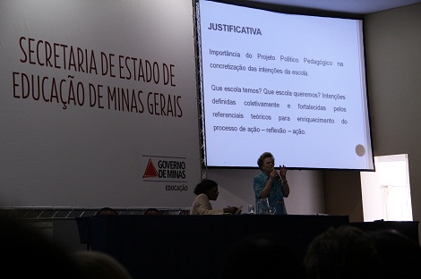 A professora da Universidade Federal de Minas Gerais, Maria Auxiliadora Campos Araújo, falou sobre as políticas educacionais no Brasil e o papel do Inspetor Escolar na coferência de aberura. Foto: Bárbara Camargo
