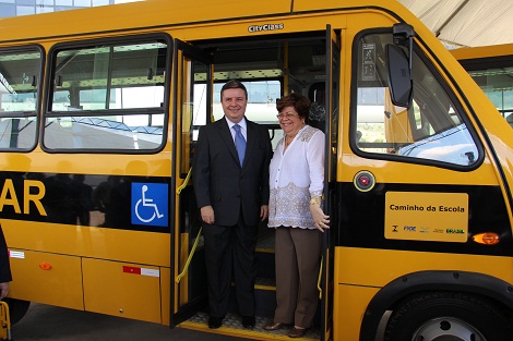 Governador e secretária de Educação fizeram a entrega dos ônibus escolares. Foto: Hudson Menezes