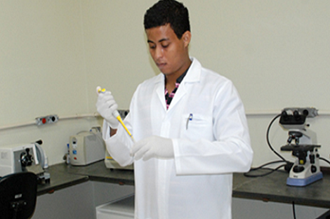 O doutorando, Carlos Alberto Carvalho, no laboratório de pesquisas da Universidade de Montes Claros, onde iniciou o estudo sobre tratamento de câncer. Foto: Arquivo pessoal