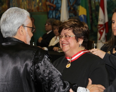 A secretária de estado de Minas Gerais, Ana Lúcia, no ato da entrega do Colar do Mérito de Contas, concedida pelo Tribunal de Contas do Estado de Minas Gerais. Foto: Bárbara Camargo ACS/SEE 