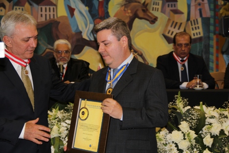 O governador de Minas Gerais, Antonio Anastasia, recebeu a mais alta comenda do Tribunal de Contas do Estado: a medalha de Mérito de Contas, pelos trabalhos como gestor público. Foto: Bárbara Camargo ACS/SEE 