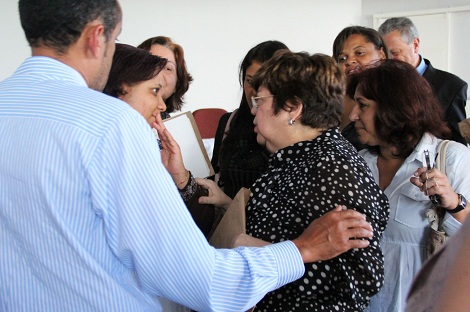 Educadores recebem o apoio da secretária durante encontros. Foto: Suellen Valverde ACS SEE