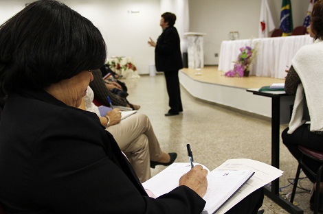 Secretária tira dúvidas dos diretores, que não perdem nenhum detalhe. Foto: Suellen Valverde ACS SEE