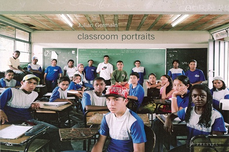 A Escola Estadual Nossa Senhora do Belo Ramo foi eleita para estampar a capa do livro Retratos de Salas de Aulas, do fotógrafo britânico, Julian Germain. Foto: From Classroom Portraits 2004-2012 by Julian Germain, copyright © Julian Germain, 2012.