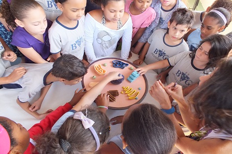 Alunos da Escola Estadual Benjamin Guimarães se aventuraram também pela Biologia, com o estudo da composição da célula, comparada a própria organização do universo. Foto: Arquivo escola