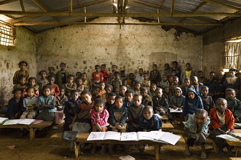 Escola Elementar Gambela, do Distrito de Welisso District, na Etiópia. O fotógrafo captou a imagem em outubro de 2009. Foto: From Classroom Portraits 2004-2012 by Julian Germain, copyright © Julian Germain, 2012.