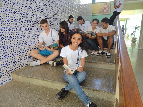 Stefani Moreira Aquino Toledo, aluna da Escola Estadual Professor Plínio Ribeiro, é voluntária em uma escola de pessoas com deficiência. Foto Arquivo da Escola