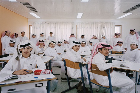 Complexo Educacional Omar Bin Alkahabab, da Escola Secundária de Garotos da Ciência, em Doha, Qatar. Fotografia foi feita no ano de 2007. Foto: From classroom portraits 2004-2012 by Julian Germain, copyright © Julian Germain, 2012.