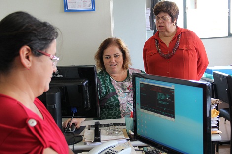 Marlene Esper, da equipe da infraestrutura, aproveita presença da secretária para compartilhar avanços. Foto: Suéllen Valverde ACS SEE