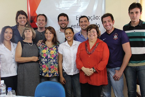 Secretária posa com equipe do PIP em Passos. Foto: Suéllen Valverde ACS SEE