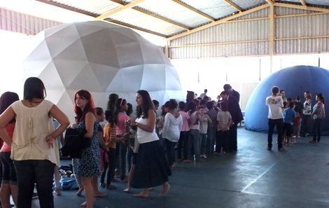 O planetário integra o projeto itinerante Observatório em Trânsito, da do Grupo de Astronomia da UFMG, que visita escolas públicas. Foto: Arquivo escola