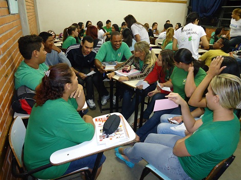 Na Escola Estadual Irmão Afonso, estudantes estudam para o Enem por meio de questões antigas do teste. Foto: Arquivo Escola