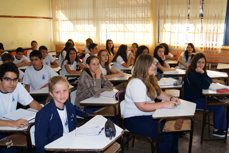 Estudantes da EE Doutor Luiz Pinto de Almeida, em Santa Rita do Sapucaí, estão entre os estudantes que farão os exames do Proeb 2012. Foto: Arquivo da Escola