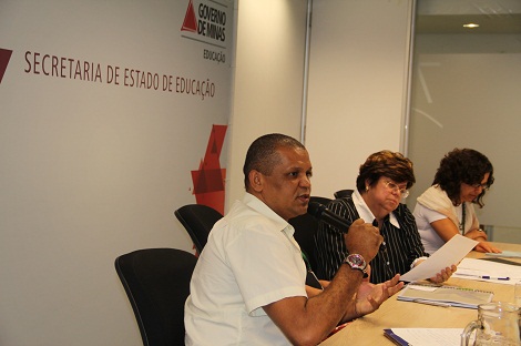 Documento selaborado pelo Grupo de Trabalho para Educação do Campo, criado em abril, foi entregue a secretária para avaliação. Foto: Bárbara Camargo ACS/SEE