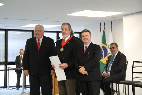 Pesquisado mineiro recebe prêmio de Pesquisa Básica Marcos Luiz dos Mares Guia. Foto: Geanine Nogueira