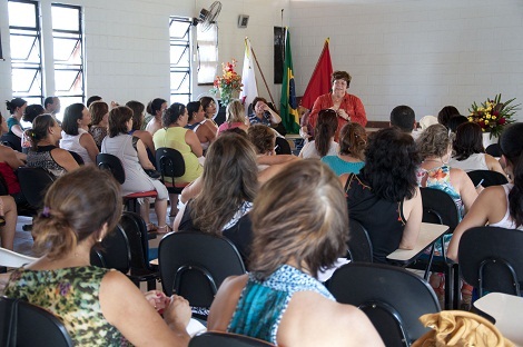  Equipe de funcionários de Ponte Nova recebeu a secretária para agenda de trabalho. Foto: Amanda Lelis ACS/SEE