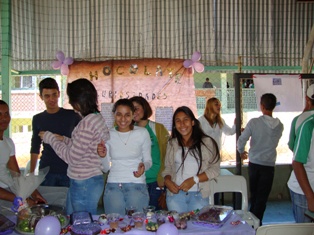 As curiosidades do chocolate foram apresentadas pelos estudantes em uma das edições das feira. Foto: Arquivo da Escola