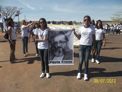 Alunos da Escola Estadual Argemiro Antônio Prado, de Buritis, levou para o desfile faixas informativas sobre a vida e obra das 10 personalidades brasileiras eleitas para pesquisa. Foto: Arquivo escola