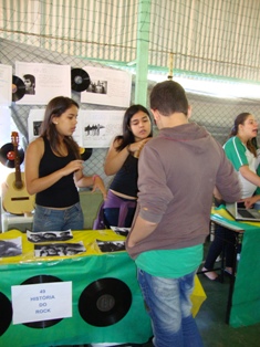 Na vertente da música, os estudantes contaram a história do rock. Foto: Arquivo da Escola