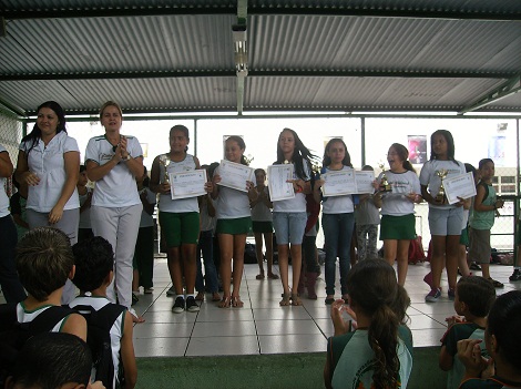 Alunos da Escola Estadual João Walmick recebem certificado por atuação na Olimpíada de Língua Portuguesa e Matemática. Foto: Arquivo Escola