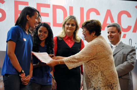 Governador e secretária entregaram os certificados a sete escolas. Foto: Amanda Lelis