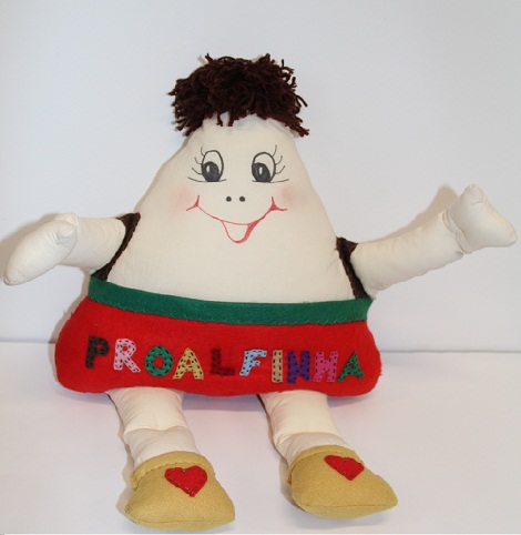 Boneco Proalfinha realiza visitas à escolas do município de Mutum com o objetivo de estumular os alunos a participarem do Programa de Avaliação da Alfabetização. Foto: Bárbara Camargo ACS SEE