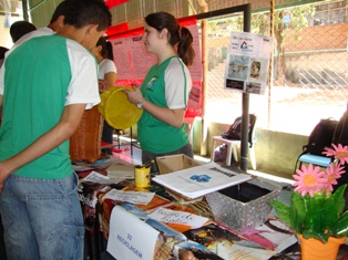 A temática reciclagem esteve presente entre os assuntos debatidos nas já tradicionais feirasda escola. Foto: Arquivo da Escola