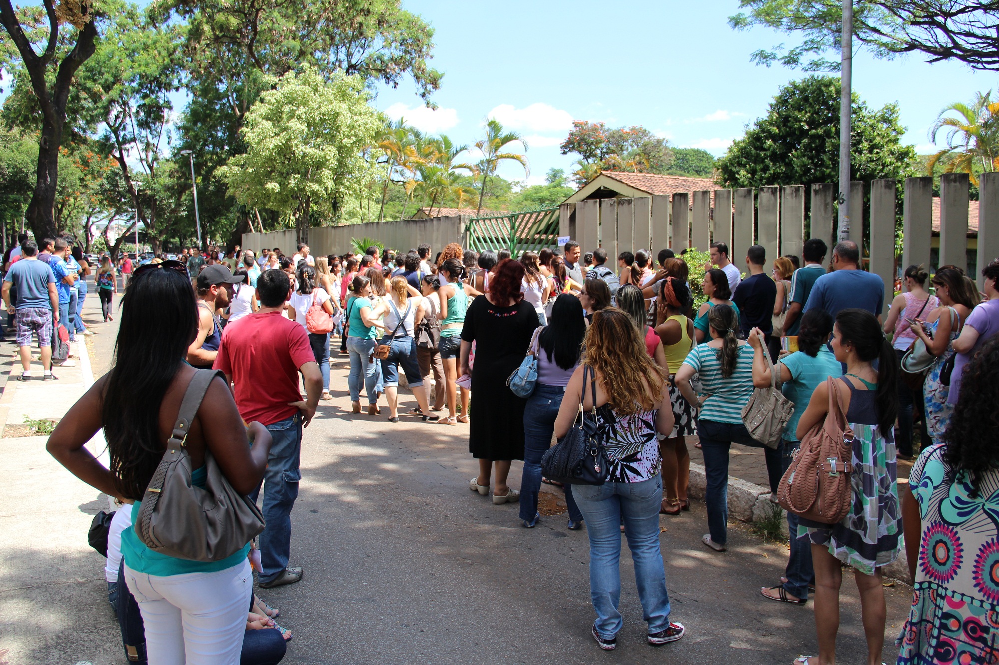 05-03-2012-candidatos-aguardam-inicio-das-provas-na-ee-leon-renault-em-bh-2