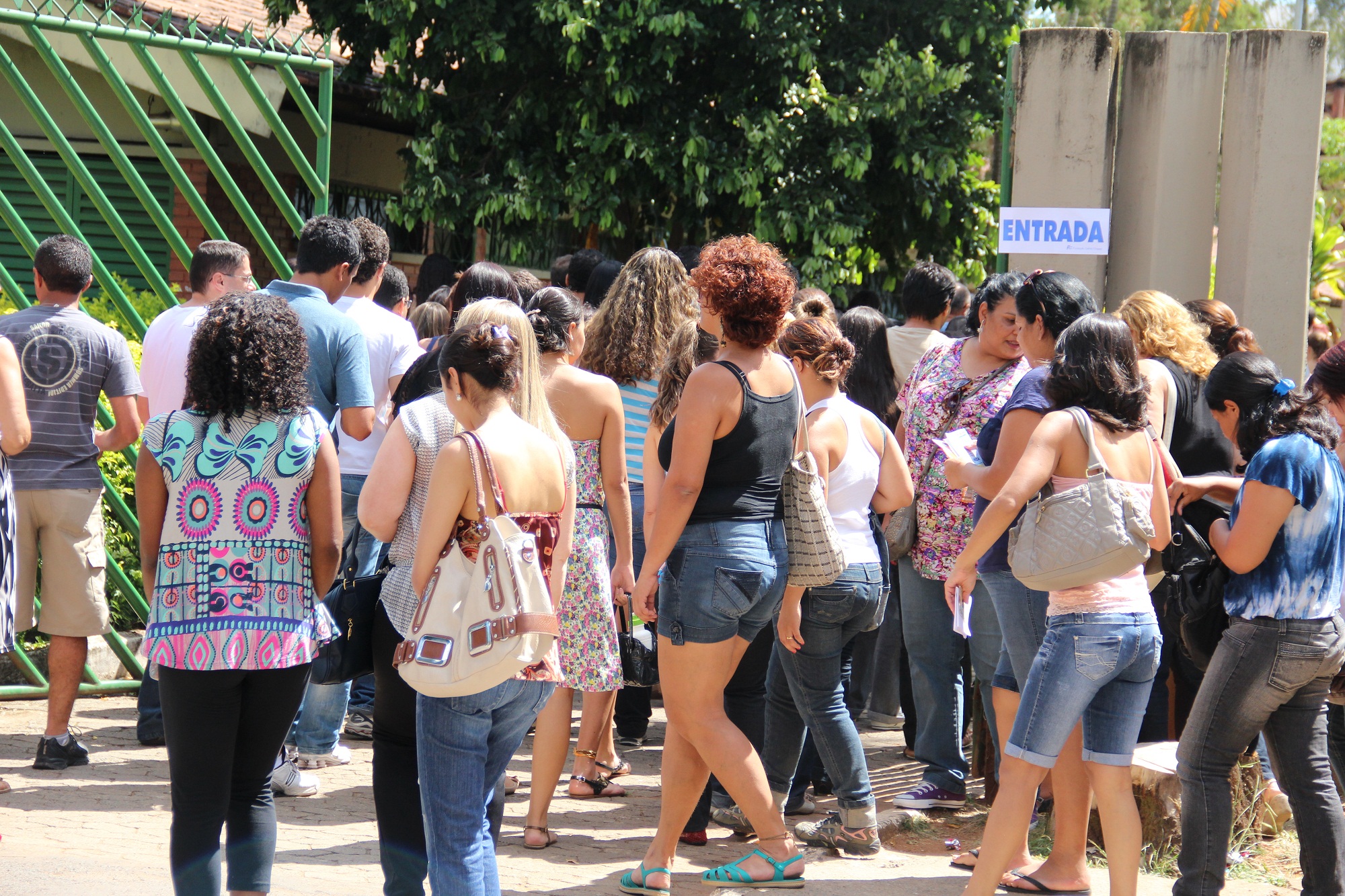 Candidatos entram no local de prova, na Escola Estadual Leon Renault, em Belo Horizonte. Foto: Guilherme Brasil - ACS/SEE