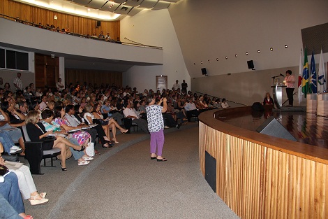 Secretária de Estado de Educação, Ana Lúcia Gazzola, esclarece dúvidas aos servidores efetivados. Foto: Hudson Menezes ACS SEE