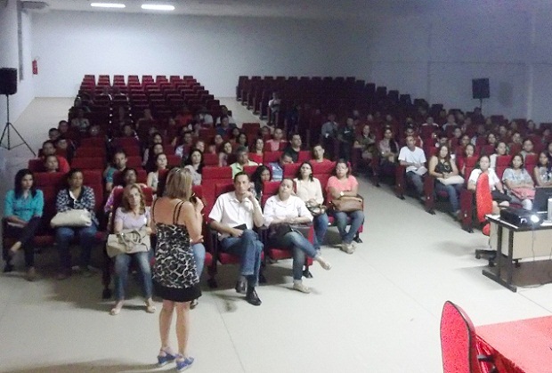 Cerca de 130 educadores de escolas da SRE de Januária participam das oficinas do PAAE. Foto: SRE Januária