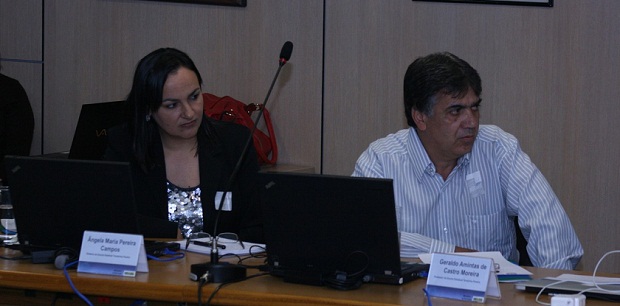 Diretora Ângela e o professor Geraldo, em apresentação de ações pedagógicas em conselho voltado à educação básica. Crédito: Guilherme Feijó - CCS/Capes