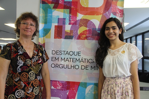 Professora Maria Goretti  e sua ex-aluna Ana Clara Souza Oliveira em cerimônia de premiação dos medalhistas da Obmep realizada pelo Governo de Minas em novembro deste ano. Foto: Geanine Nogueira ACS/SEE 