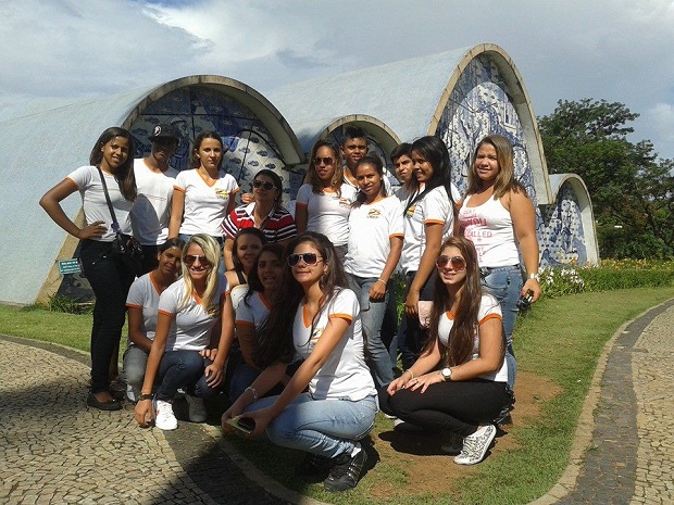 Alunos da área de Turismo da Escola Estadual Brasiliano Braz, do município de São Francisco, durante visita à Belo Horizonte. Crédito: Divulgação Escola