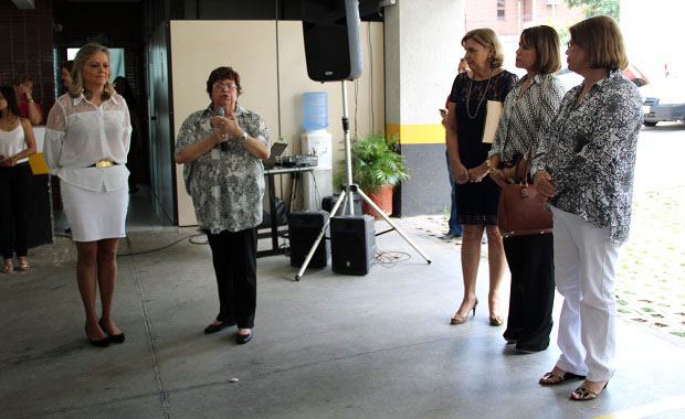 Na visita, a secretária de Estado de Educação conversou com os servidores da sede da regional. Foto: Lígia Souza ACS/SEE