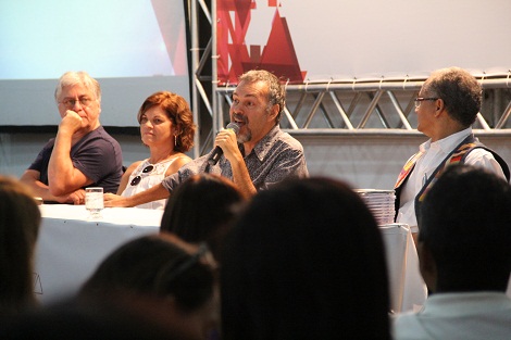 O cartunista e arte-educador Mário Vale, o autor de livros infantis Marcelo Xavier e o cantor e compositor Rubinho do Vale abriram o encontro Bibliotecas Escolares: Compartilhando experiências de conhecimento e de aprendizagem. Foto: Bárbara Camargo ACS/SEE