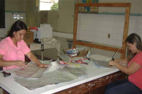 Alunos do Ensino Médio da Escola Estadual Bueno Brandão d, de Uberlândia, durante a confecção de painel térmico isolante que será doado para uma residência de área carente do município. Painel diminui em até 8 graus Celsius a temperatura ambiente, melhora luminosidade e protege chuva e do vento. Foto: Maria Luiza Inácio