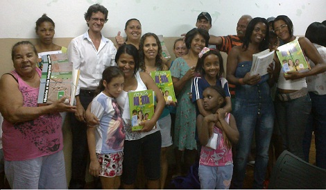 Na EE Silviano Brandão, em Belo Horizonte, pais e filhos assum responsabildiade conjunta quando o assunto é a preservação do livro didático. Foto: Arquivo da Escola