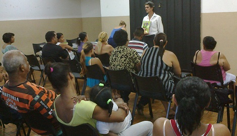 Para a entrega dos livros didáticos, a direção da escola se reune com os pais para destacara importância d epreservar o livro que, no ano seguinte, será utilizado por outro aluno. Foto: Arquivo da Escola