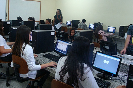 Alunos da EE José Bonifácio, no município de Barbacena, realizaram a prova do PAAE online, no final do ano passado. Foto: Arquivo da Escola