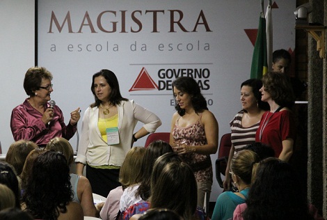A Superintendente Maria das Graças Pedrosa Bittencourt apresenta as educadoras da Fundação Lemann que conduzirão o encontro. Foto: Hudson Menezes ACS SEE